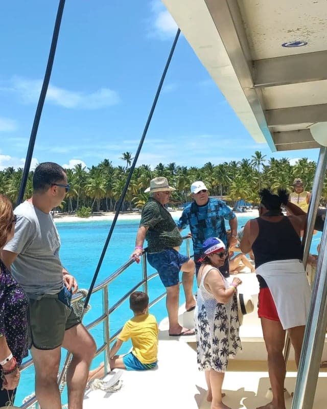 Clientes de Freddy's Transport en una excursión en catamarán